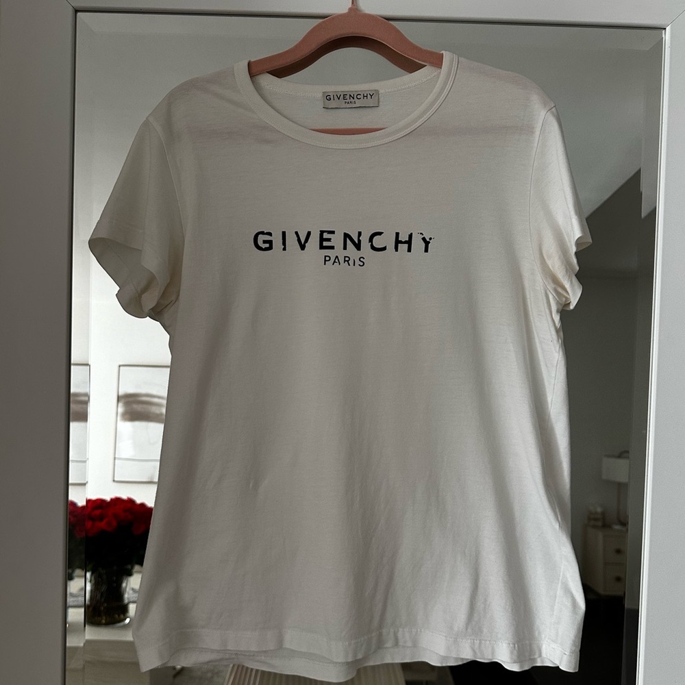 Good quality Givenchy T-shirt, original.